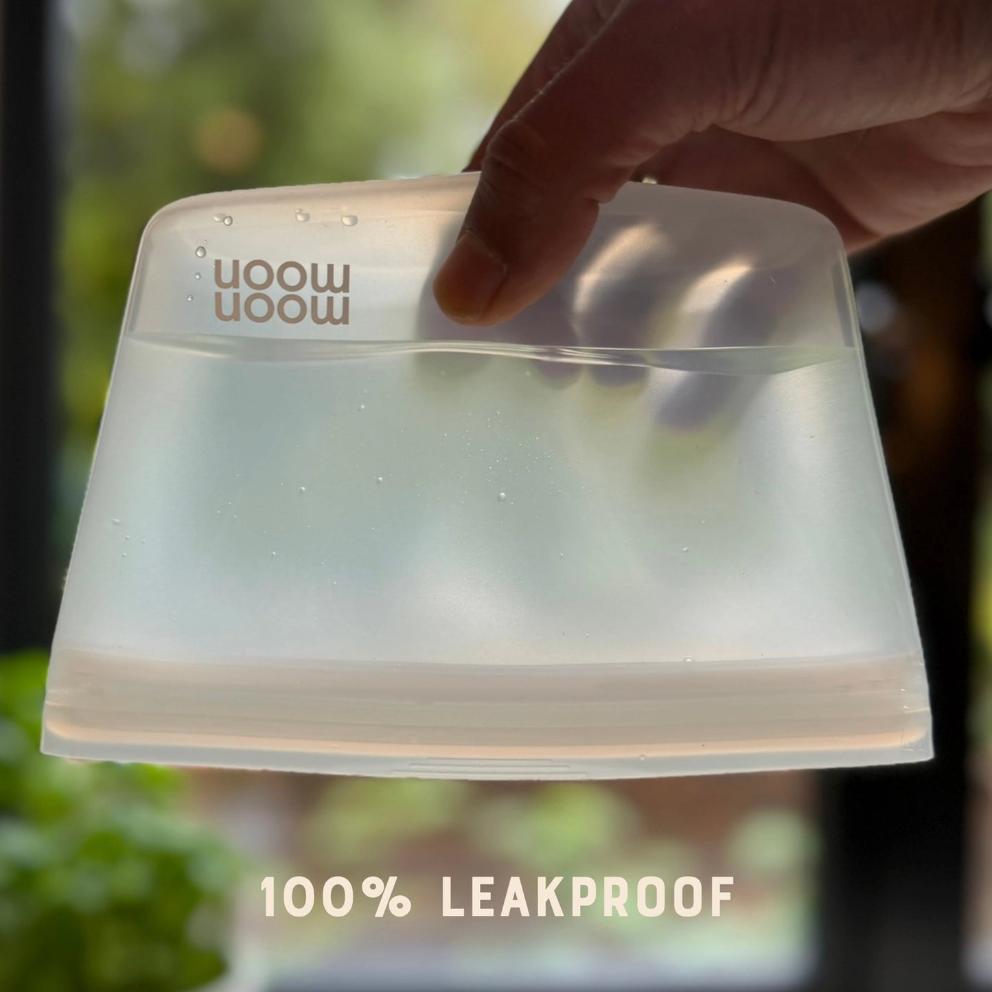 lekkasjesikker oppbevaring av mat i silikonpose som er gjennomsiktig med flytende oppi. 100% lekkasjefri