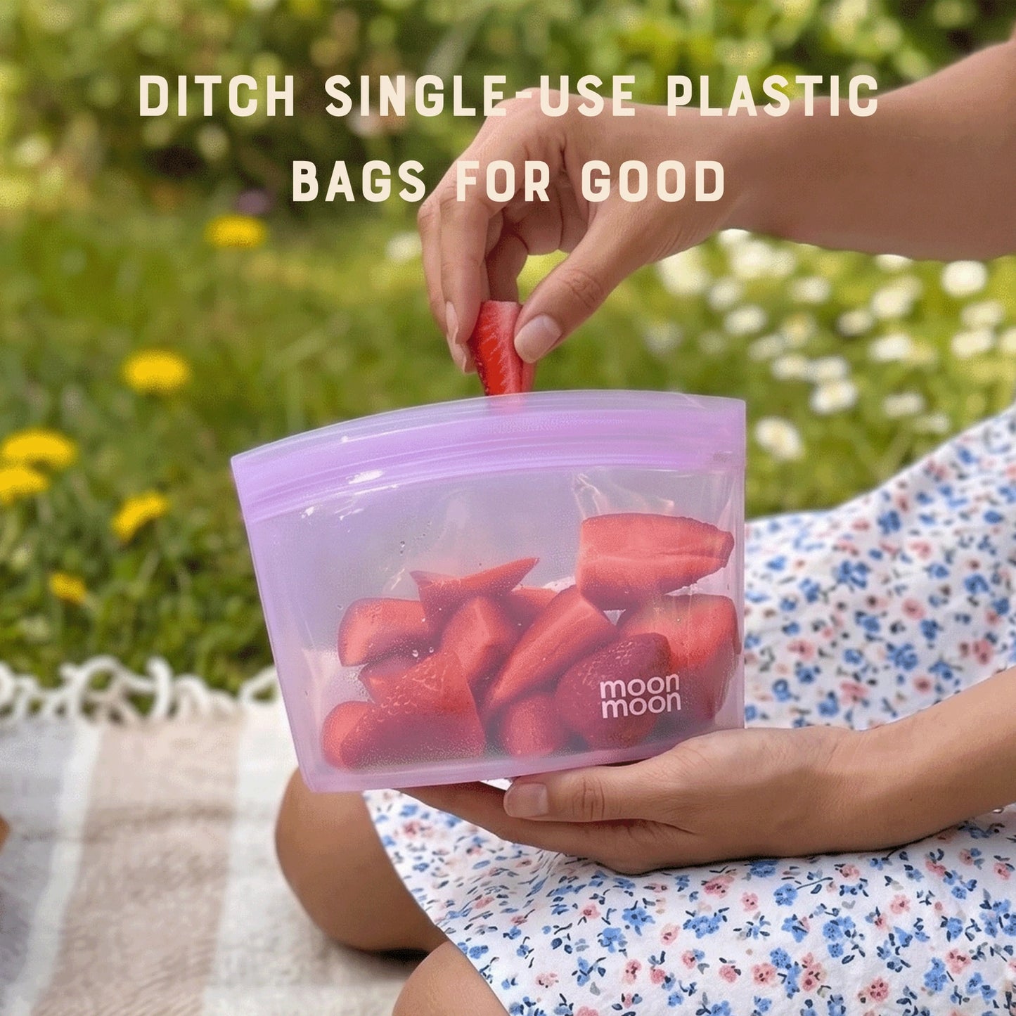 oppbevaring i silikonpose fra moonmoon med jordbær oppi. Zero waste kjøkken